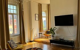 Lio Suite Design Apartment Balkon Netflix
